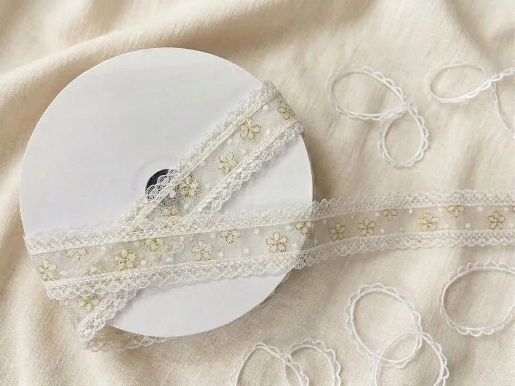 TÜLLÜ ÇİÇEKLİ KURDELE 4 CM 25 YARDA